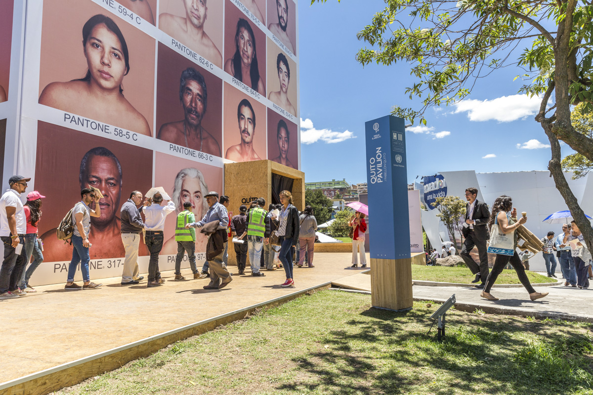 Pabellón de Quito para Habitat III. Exposición de Angélica Dass y proyecciones interiores en el interior del cubo. Secretaría de Cultura de Quito, 2016, Ecuador. Curaduría de Claudi Carreras.