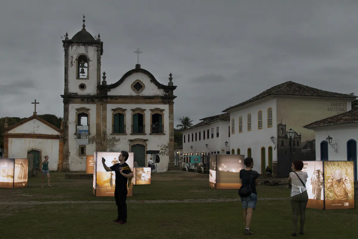 Exposición de Cristina de Middel en Paraty em Foco 2013, Rio de Janeiro, Brasil. Curaduría de Claudi Carreras. Estudio Madalena.